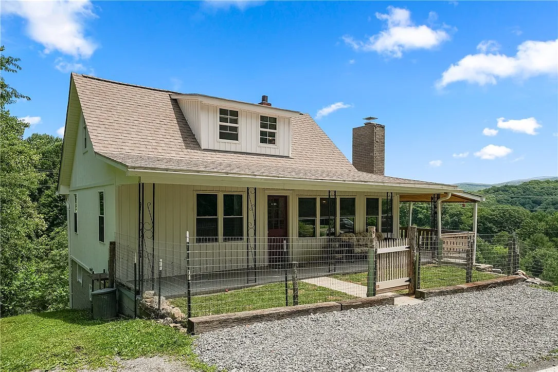 A Renovated 1949 Farmhouse on 8 Blue Ridge Acres