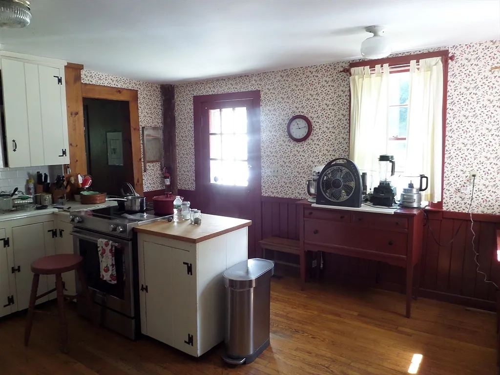 A 1780 Antique Cape on 32 Acres