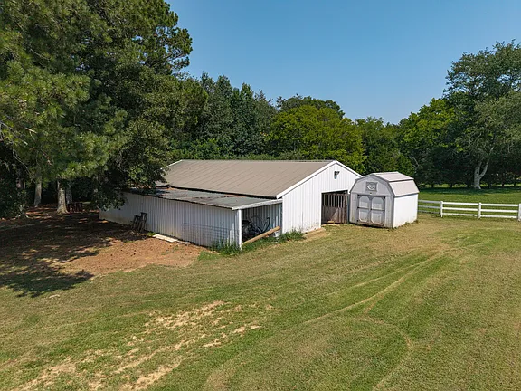 A 9-Stall Horse Barn on 24 Fenced Acres in Ardmore