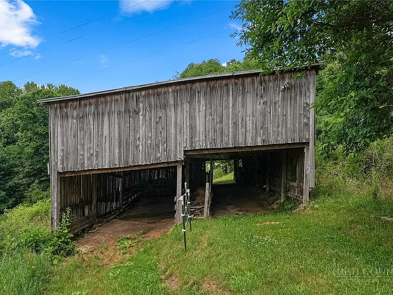 A Renovated 1949 Farmhouse on 8 Blue Ridge Acres
