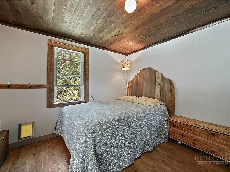 A Renovated 1949 Farmhouse on 8 Blue Ridge Acres