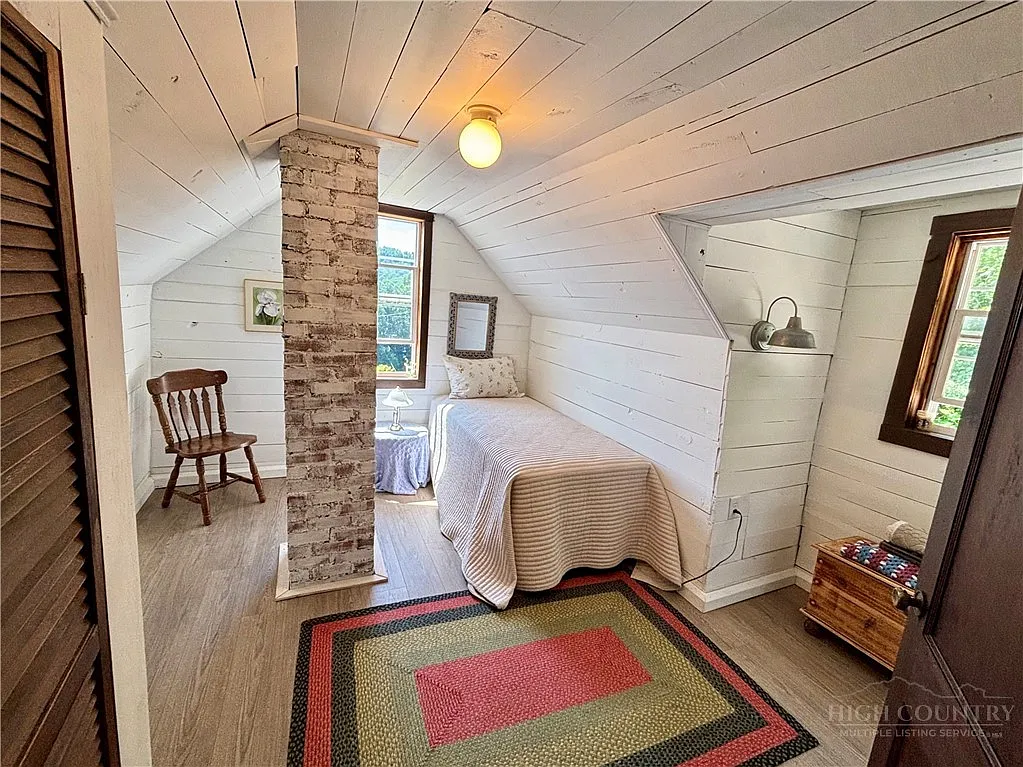 A Renovated 1949 Farmhouse on 8 Blue Ridge Acres
