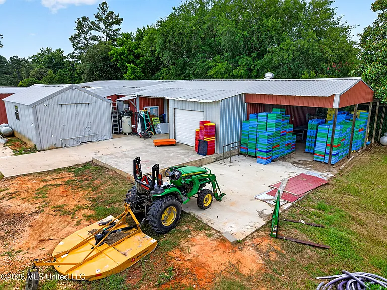A Blueberry and Tea Farm With Its Own Processing Warehouse