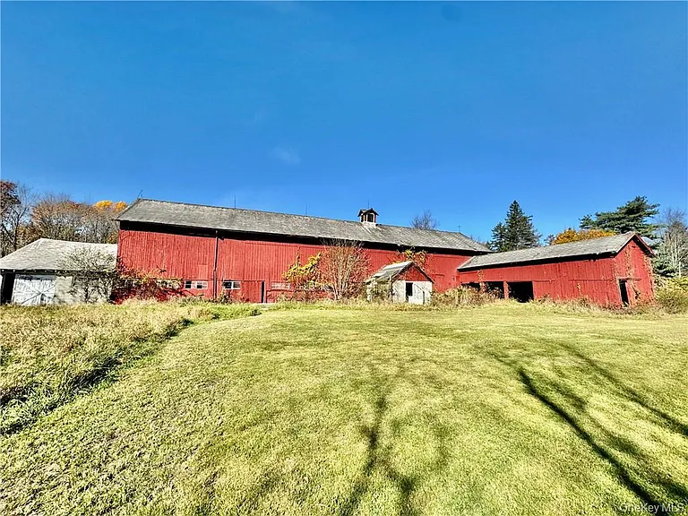 An 1821 Colonial Estate on 36 Acres in Orange County