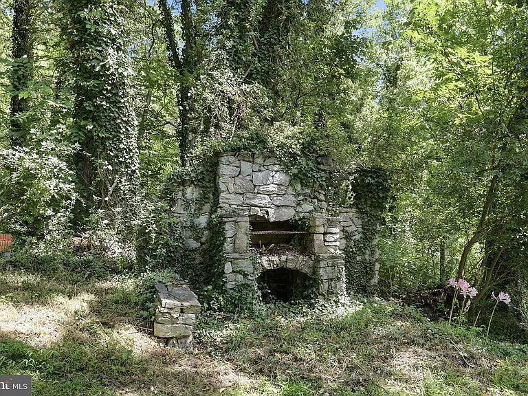 An Eleven-Stall Stable Steps From the C&O Canal Towpath