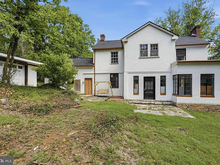 An Eleven-Stall Stable Steps From the C&O Canal Towpath