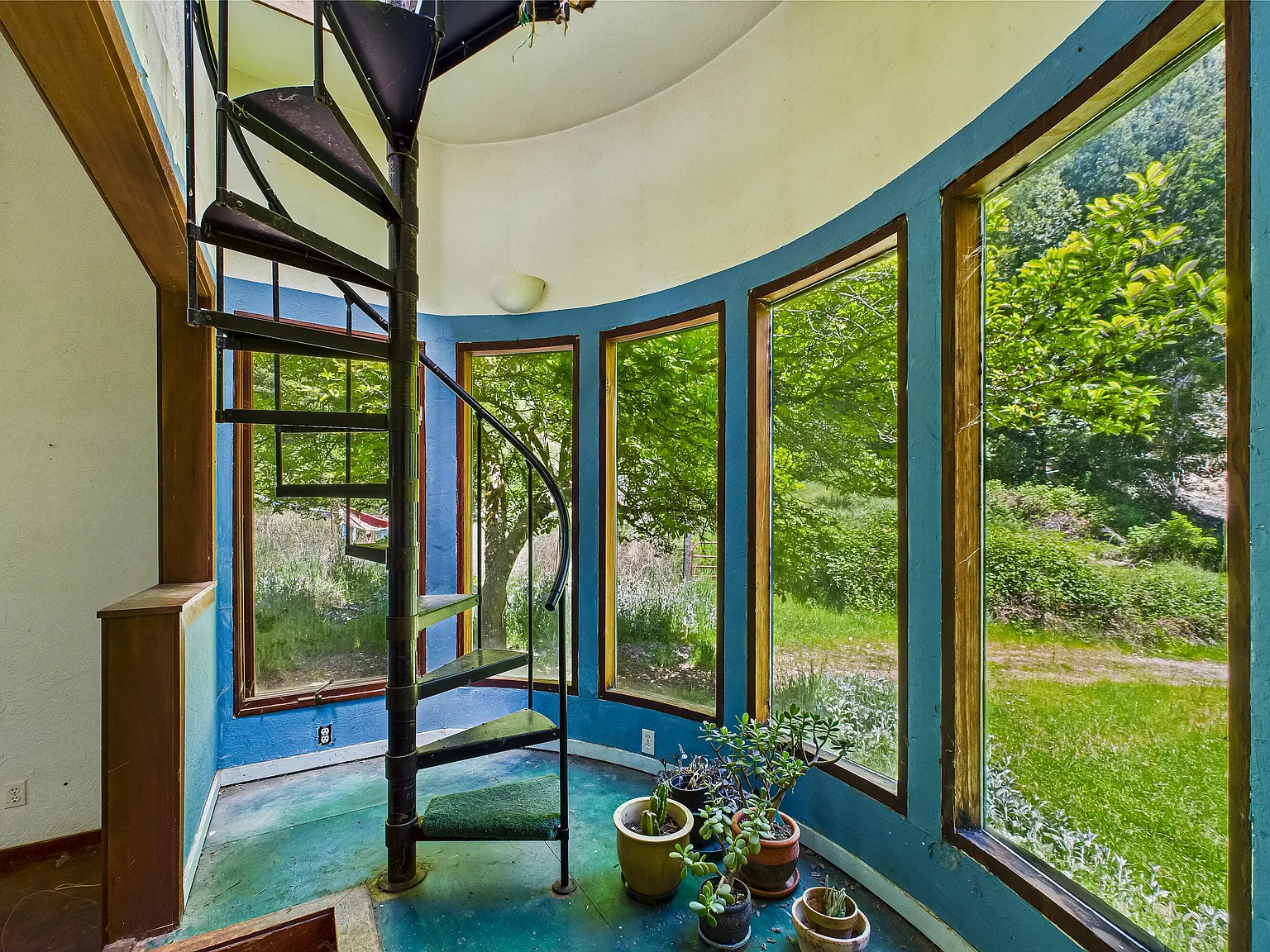 A Hand-Built Home With a Spiral Staircase, on 44 Private Acres