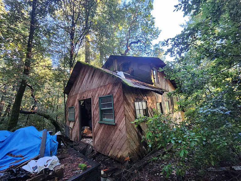 A Hand-Built Home With a Spiral Staircase, on 44 Private Acres