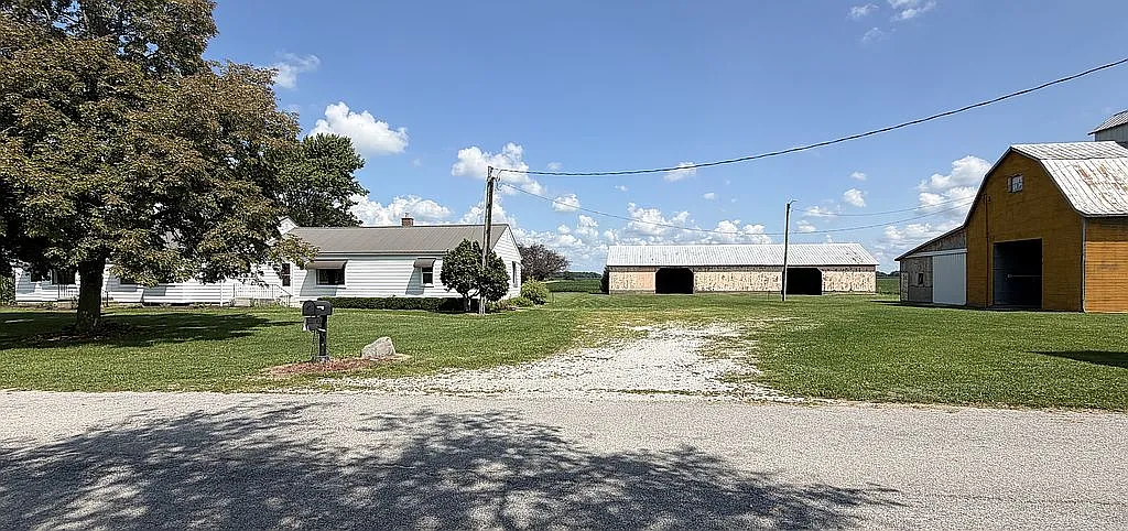 A Barn, a Granary, and a Workshop on 2 Rural Acres