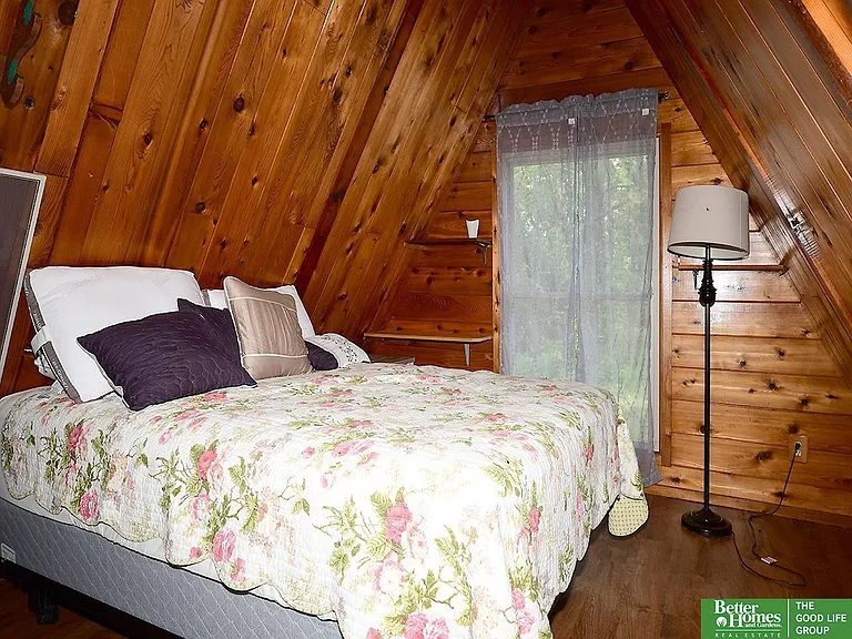 A Fully Furnished Cabin on 10 Private Wooded Acres in Gage County