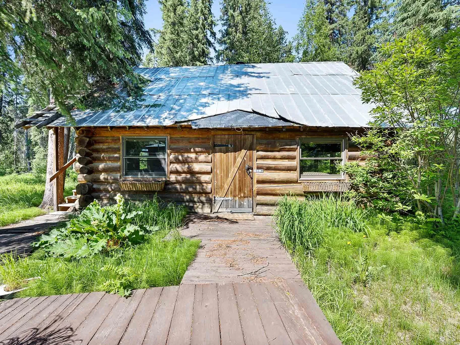 A Private River Oasis with Four Guest Cabins in Salcha