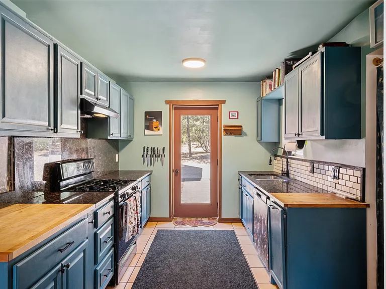 A Pine-Shaded Home With Rowe Mesa Views on 5 Private Acres