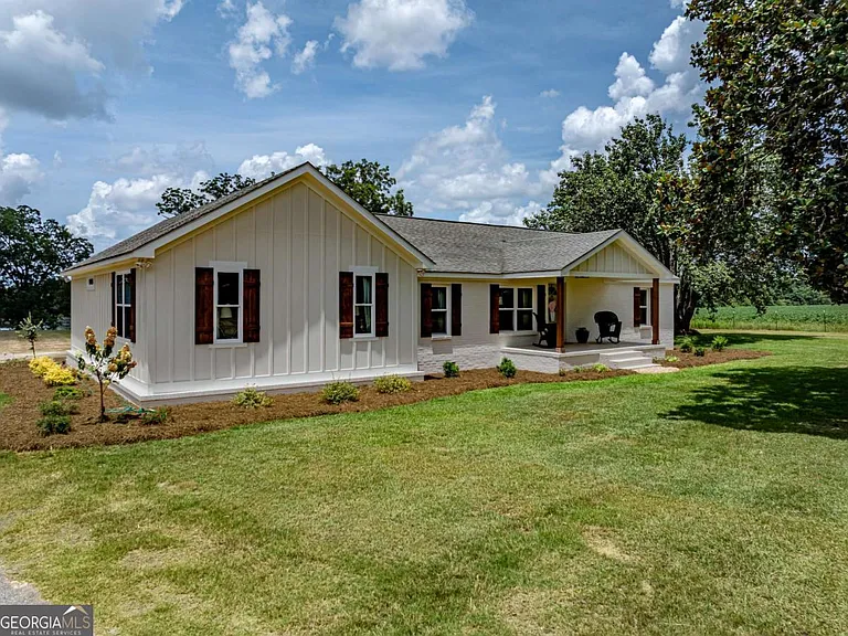 A Renovated Home on 32 Acres of Tift County Pasture