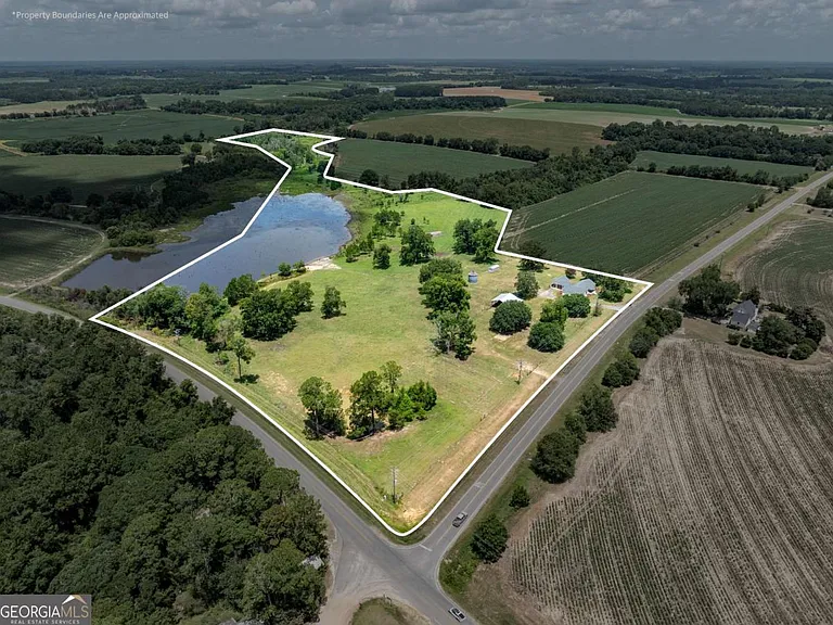 A Renovated Home on 32 Acres of Tift County Pasture