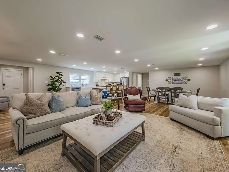 A Renovated Home on 32 Acres of Tift County Pasture