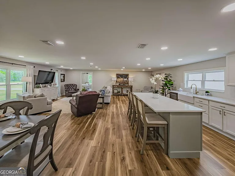 A Renovated Home on 32 Acres of Tift County Pasture