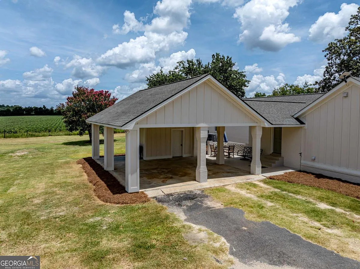 A Renovated Home on 32 Acres of Tift County Pasture