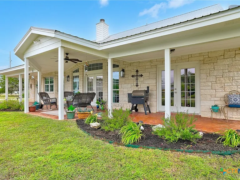 Wraparound Porch Farmhouse on 2 Unrestricted Acres Near Jarrell