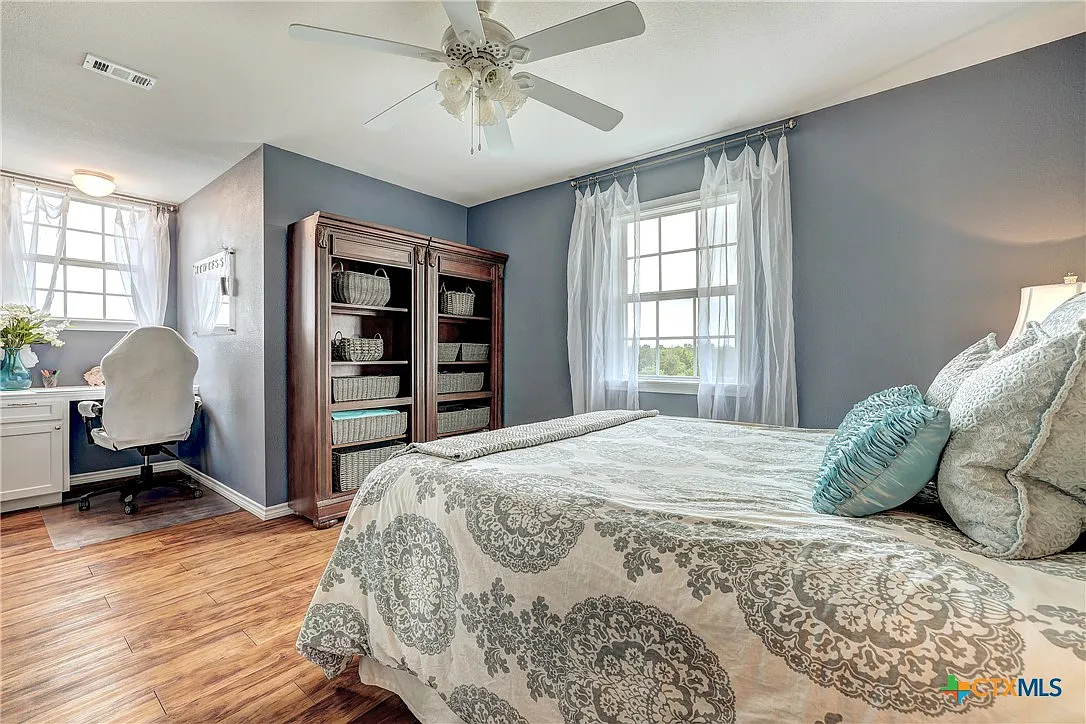 Wraparound Porch Farmhouse on 2 Unrestricted Acres Near Jarrell