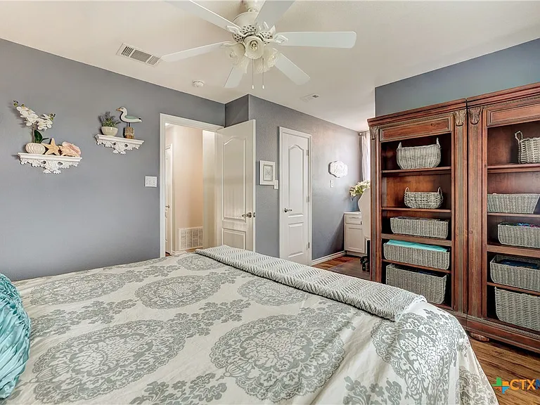 Wraparound Porch Farmhouse on 2 Unrestricted Acres Near Jarrell