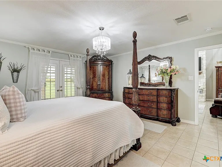 Wraparound Porch Farmhouse on 2 Unrestricted Acres Near Jarrell