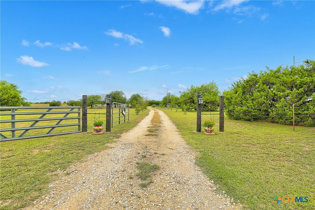 Wraparound Porch Farmhouse on 2 Unrestricted Acres Near Jarrell