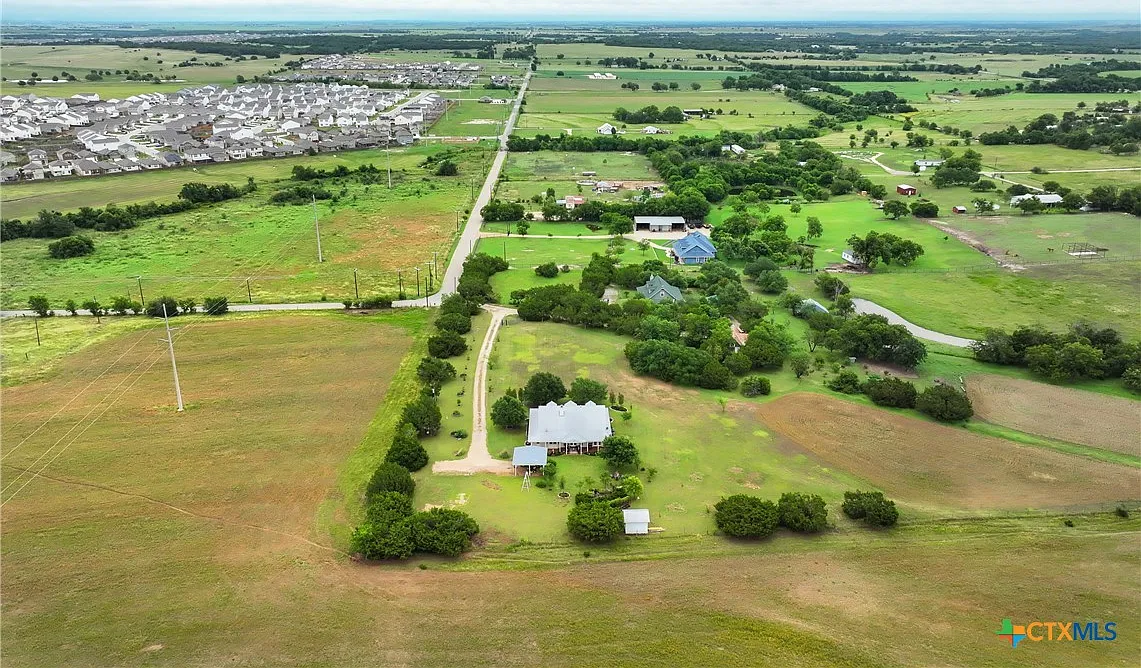 Wraparound Porch Farmhouse on 2 Unrestricted Acres Near Jarrell