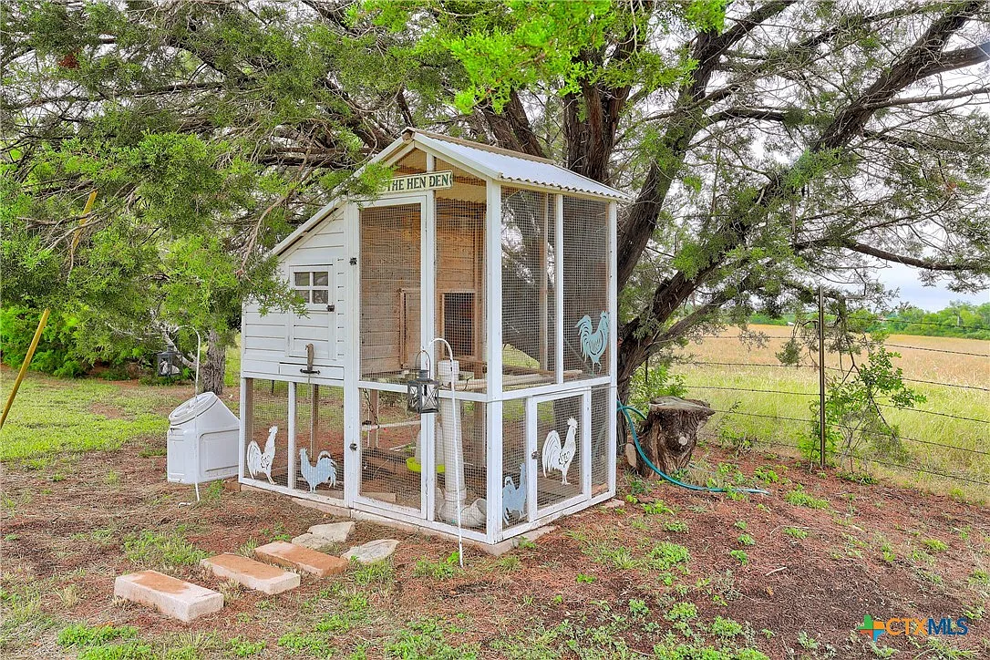 Wraparound Porch Farmhouse on 2 Unrestricted Acres Near Jarrell
