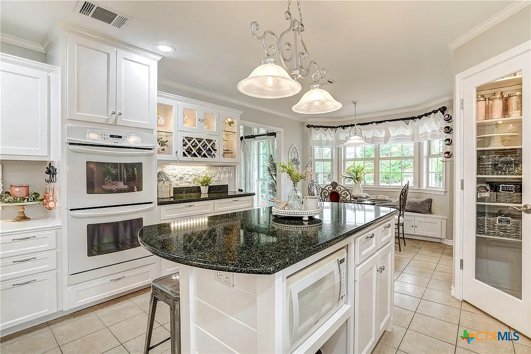 Wraparound Porch Farmhouse on 2 Unrestricted Acres Near Jarrell