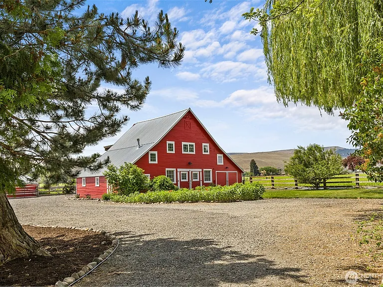 Renovated Barn Home on 3.75 Acres Near Ellensburg