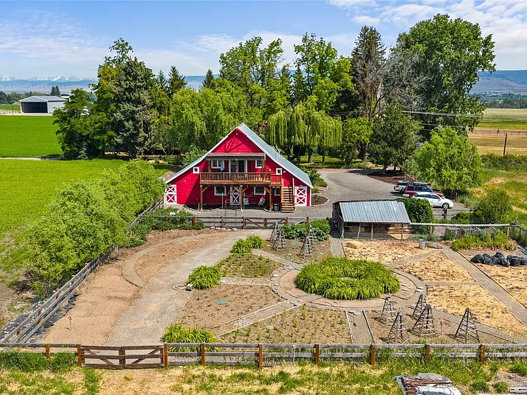 Renovated Barn Home on 3.75 Acres Near Ellensburg