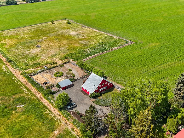 Renovated Barn Home on 3.75 Acres Near Ellensburg