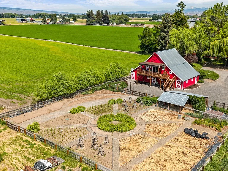 Renovated Barn Home on 3.75 Acres Near Ellensburg