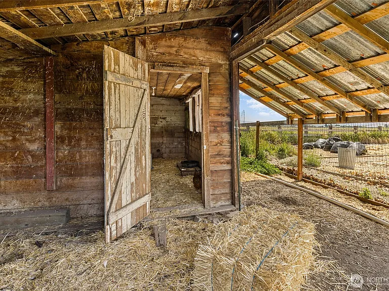 Renovated Barn Home on 3.75 Acres Near Ellensburg
