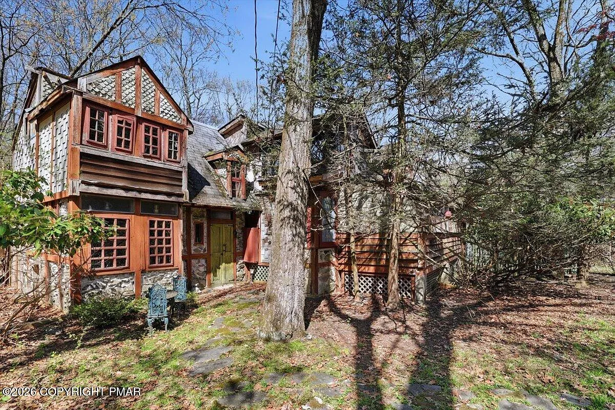 Hand-Crafted Cabin with Hidden Passages on 1 Acre