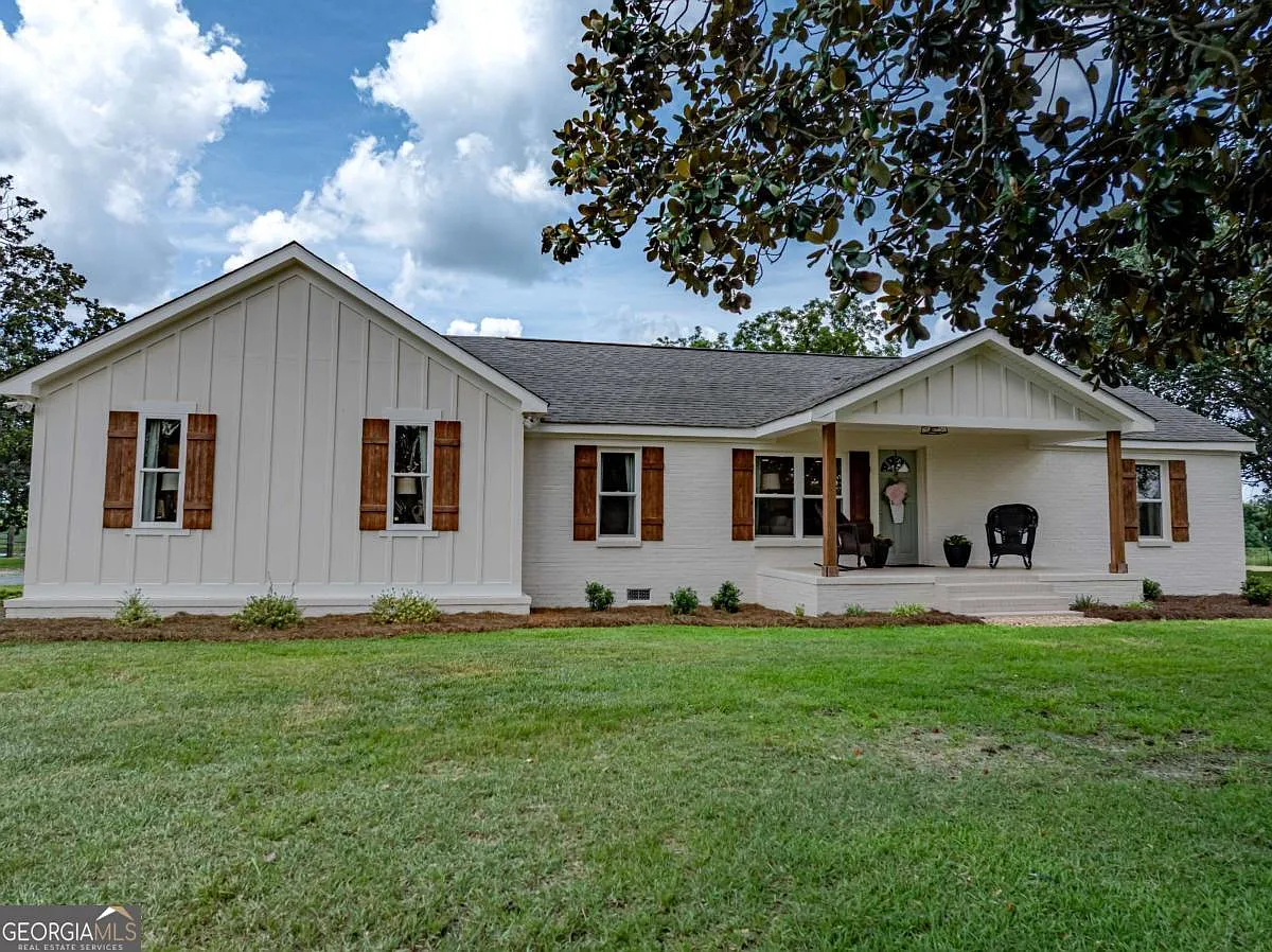 A Renovated Home on 32 Acres of Tift County Pasture