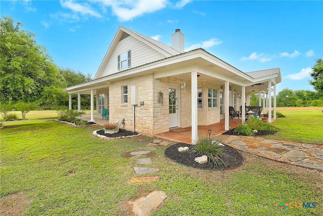 Wraparound Porch Farmhouse on 2 Unrestricted Acres Near Jarrell